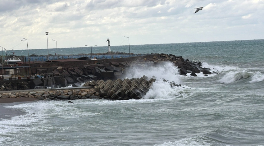 Düzce'de fırtına saatte 30 kilometreye ulaştı! Dalga boyu 5 metreyi geçti