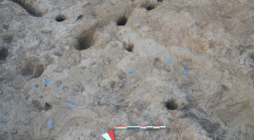 Hatay'da 7 bin 200 yıllık gizemli ayak izleri keşfedildi! 5 kişiye ait olduğu düşünülüyor