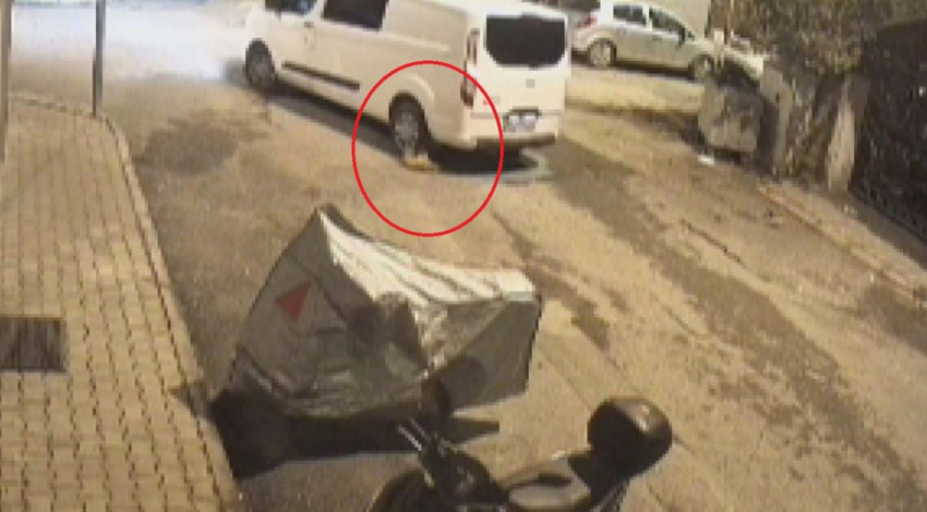 Minibüs şoföründen vicdanları yaralayan hareket! Ezerek yoluna devam etti: O anlar kamerada