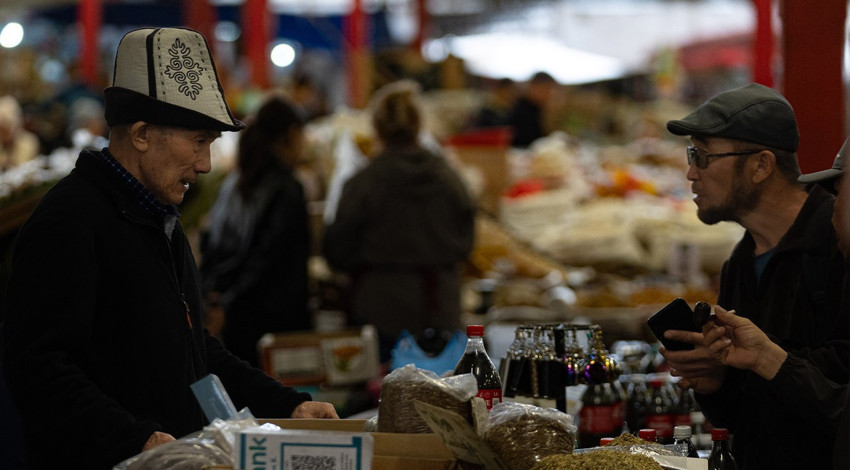 Kırgızistan’ın başkenti Bişkek’te Oş Pazarı! Renkleri ve kokularıyla ziyaretçileri büyülüyor
