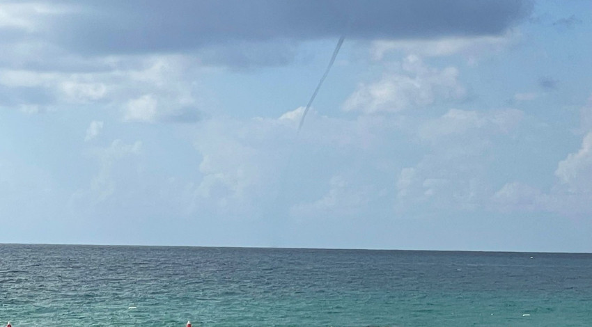 Antalya açıklarında hortum oluştu! Tatilciler o anları denizden izledi