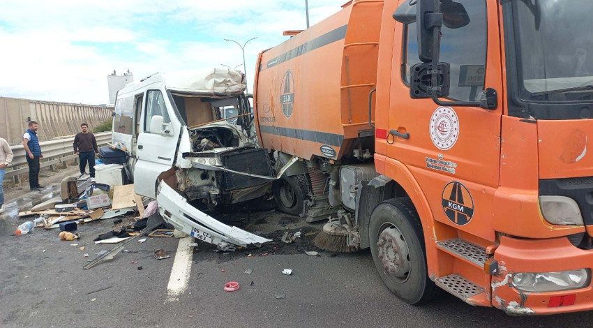 Karayolları aracına çarpan motokaravanda can pazarı: Ölü ve yaralı var