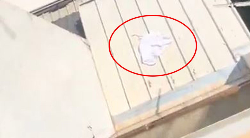 Çarşafı 1 kat aşağıya düşmüştü! Vatandaşın yaptığı hareket gündem oldu