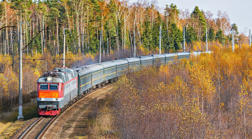 Altın renge bürünen vadiden geçti! objektifler peşine takıldı: Doğu Ekspresi Erzincan’da nefes kesen manzara eşliğinde ilerledi