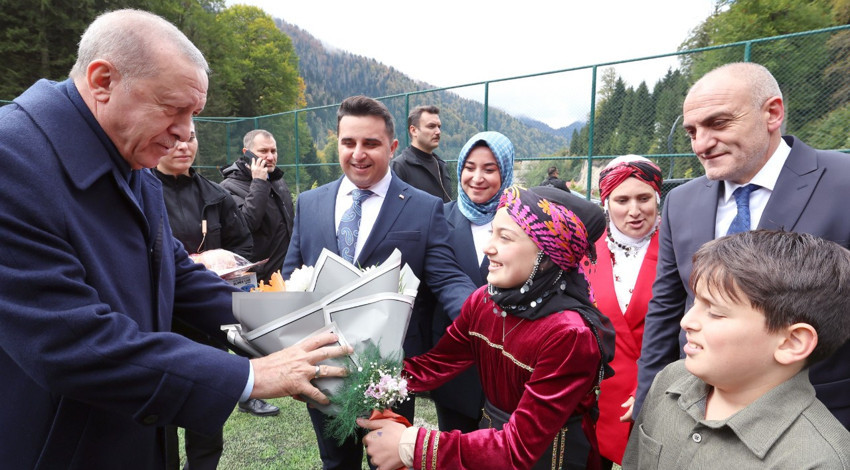 Cumhurbaşkanı Erdoğan Rize'de!  Komşularıyla sohbet etti, Ayder Yaylası'nı ziyaret etti