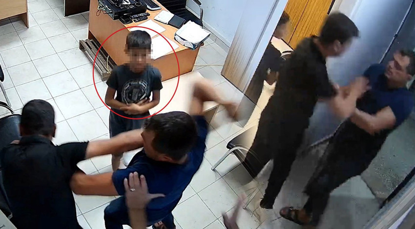 Polis merkezinde kayınbirader dayağı! Çocuğunun gözü önünde defalarca yumrukladı: O anlar kamerada