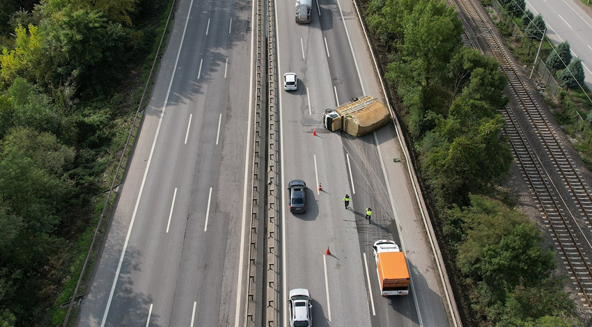 Anadolu Otoyolu'nu kilitleyen kaza! Kontrolden çıkan kamyonet yan yattı