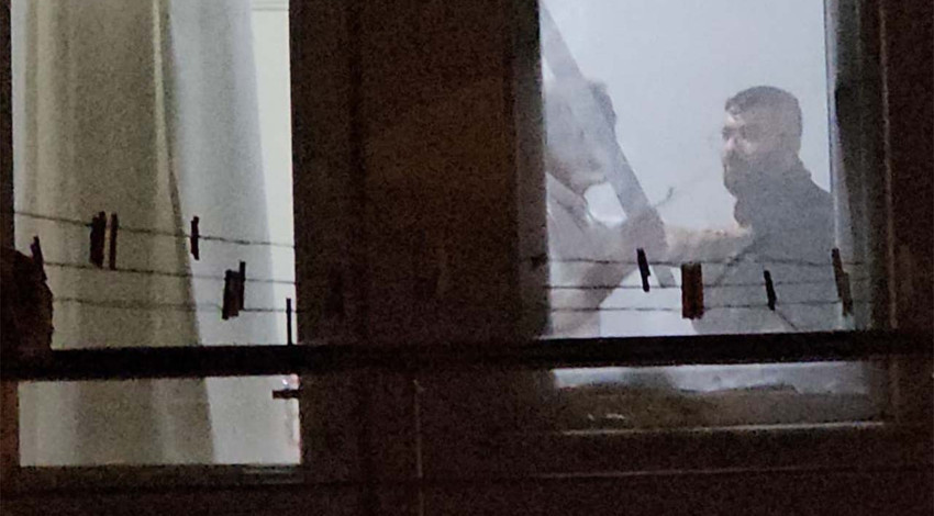 Akıllara durgunluk veren olay! Arkadaşını kılıçla rehin aldı