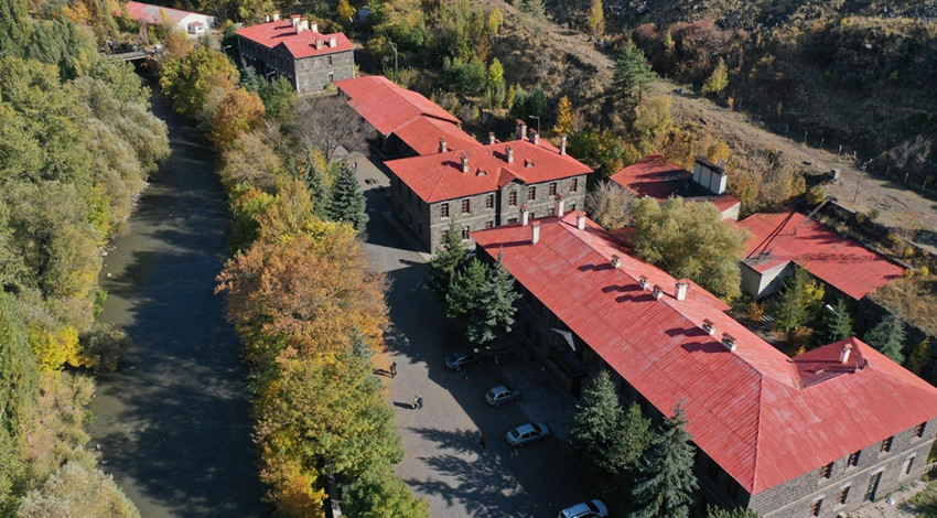 Kars’ta 140 yıl önce inşa edilen taş binalar yeniden hayat buldu! Baltık mimarisi kenti masalsı bir görünüme bürüdü