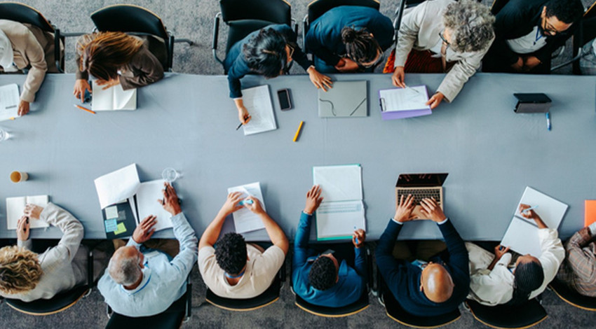 Şirket toplantısında skandal! Kamera kapandı sanıp herkesin önünde eşiyle cinsel ilişkiye girdi