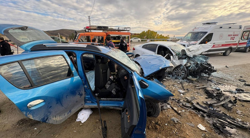 Kastamonu'da feci kaza! Kafa kafaya çarpışan araçlar hurdaya döndü: Ölü ve yaralılar var