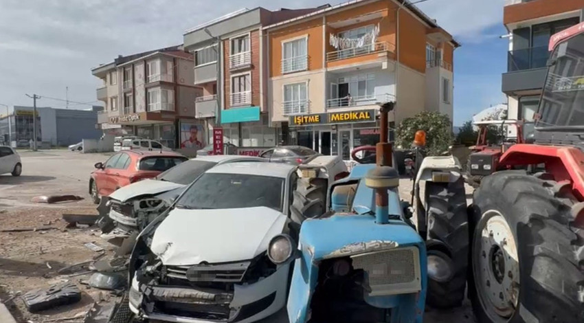 Gönen'de kaza! Kontrolden çıkan tır, park halindeki 8 araca çarptı