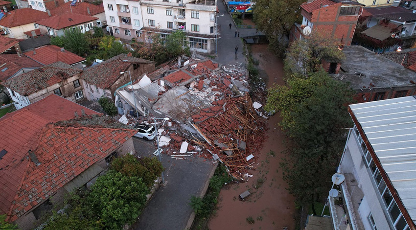 Depremde çöken binalar sabahın ilk ışıklarıyla böyle görüntülendi!