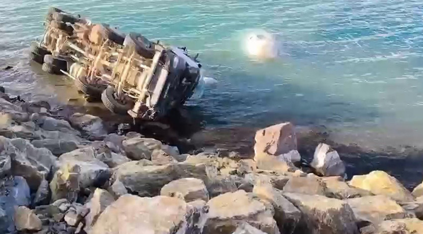 Elazığ'da feci kaza! Beton mikseri Hazar Gölü’ne uçtu!