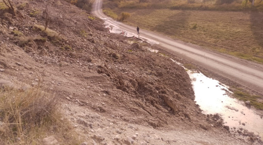 Ankara'da toprak kayması: Yol trafiğe kapatıldı