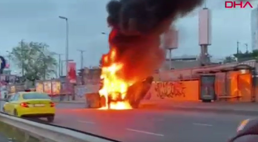 Cevizlibağ'da araç yangını! Ekiplerin müdahalesi sürüyor