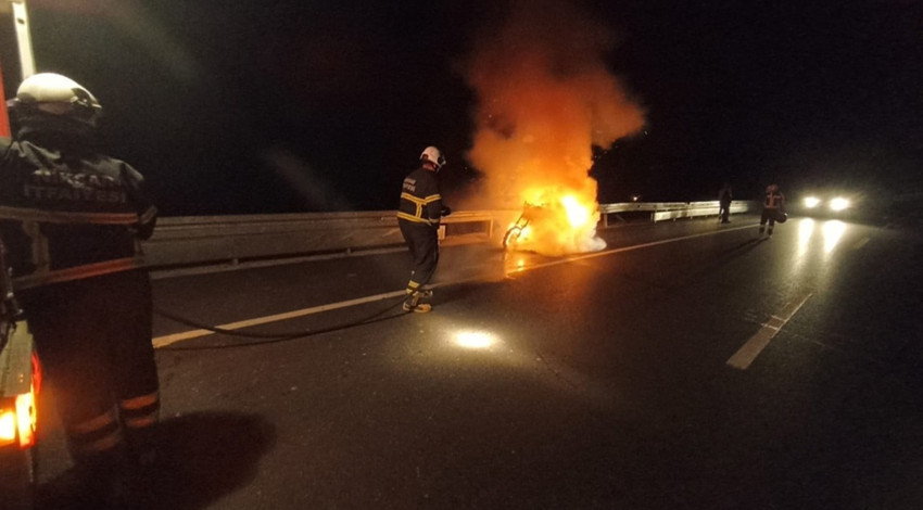 Seyir halindeki motosiklet alev topuna döndü