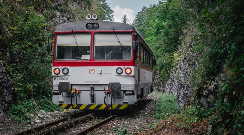 İki yolcu treni çarpıştı: Çok sayıda yaralı var!