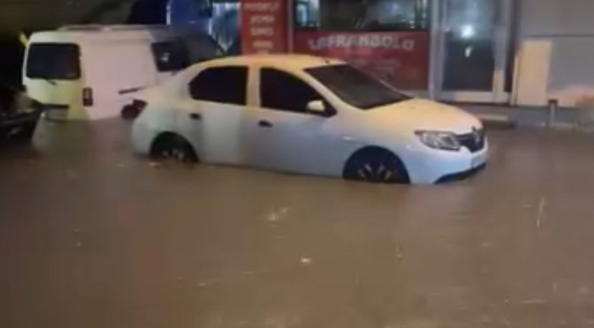 Sultangazi’yi sağanak yağış vurdu! Yollar göle döndü, araçlar mahsur kaldı