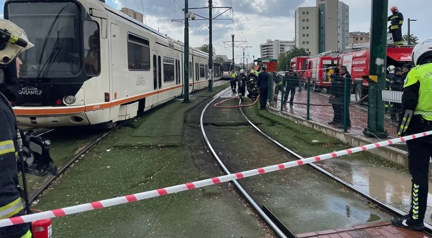 Tramvayda korku dolu anlar! Yüzlerce yolcu facianın eşiğinden döndü