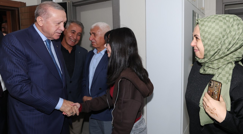 Cumhurbaşkanı Erdoğan'dan Adıyaman'da depremzede aileye sürpriz ziyaret