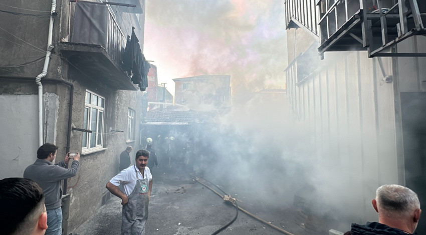 Ümraniye'de panikleten depo yangını! Ortalık dumanla kaplandı