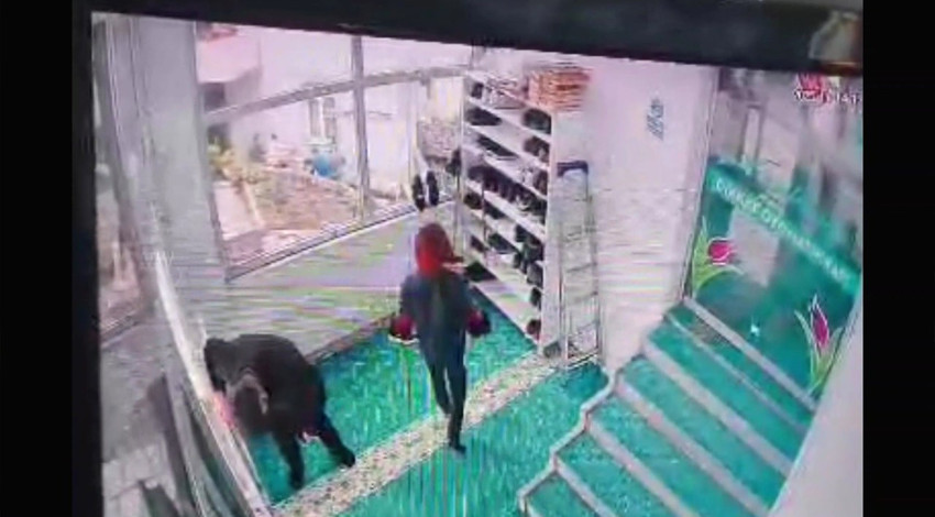 Cuma namazı için geldiği camide kalp krizi geçirdi: O anlar kamerada