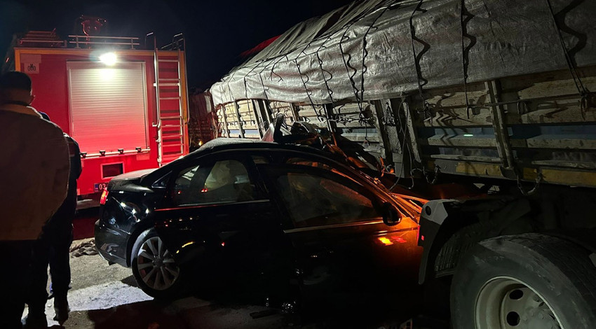 Otomobil tırın altına girdi! Feci kazada 1'i çocuk 2 kişi öldü