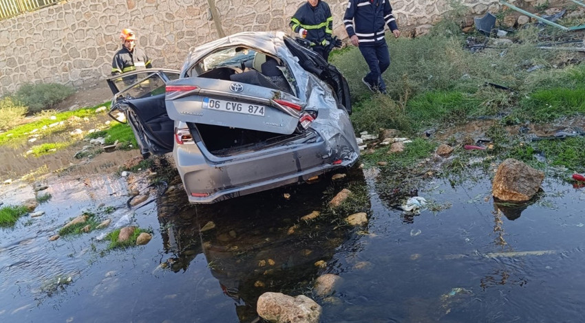 Otomobil dere yatağına devrildi: Ölü ve yaralı var