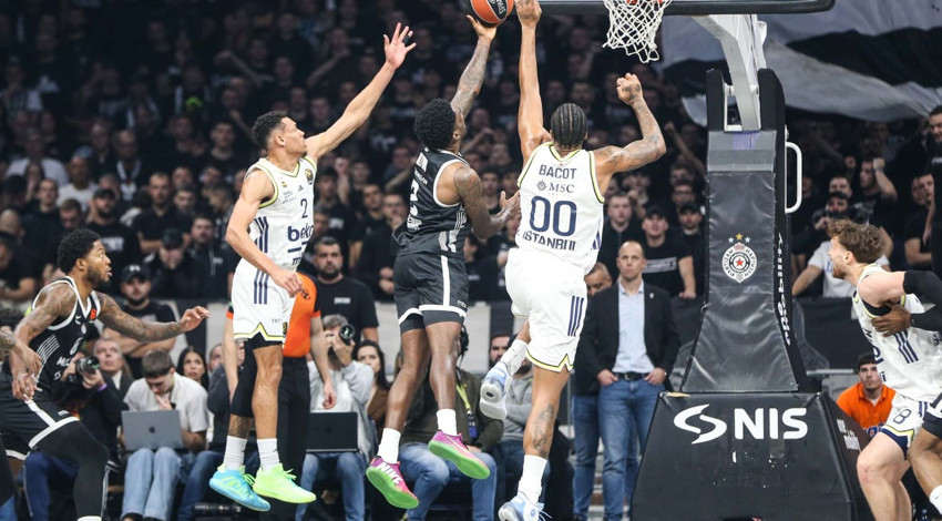 Sırplar haddini aştı! Fenerbahçe- Partizan maçında skandal pankart! Büyük tepki var