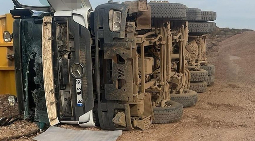 Hafriyat kamyonu devrildi: Sürücü ağır yaralı