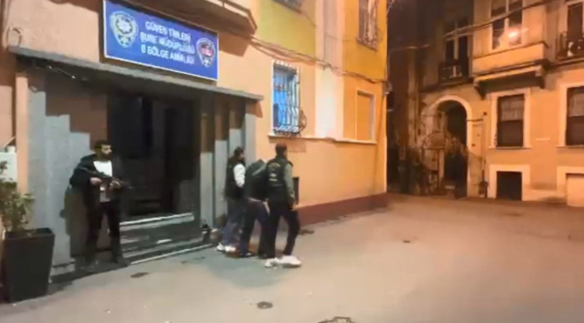 Beyoğlu'nda yere düşen telefonu alıp kaçan şüpheli kamerada!