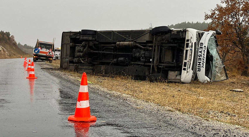 Okul servisi devrildi; Çok sayıda yaralı var