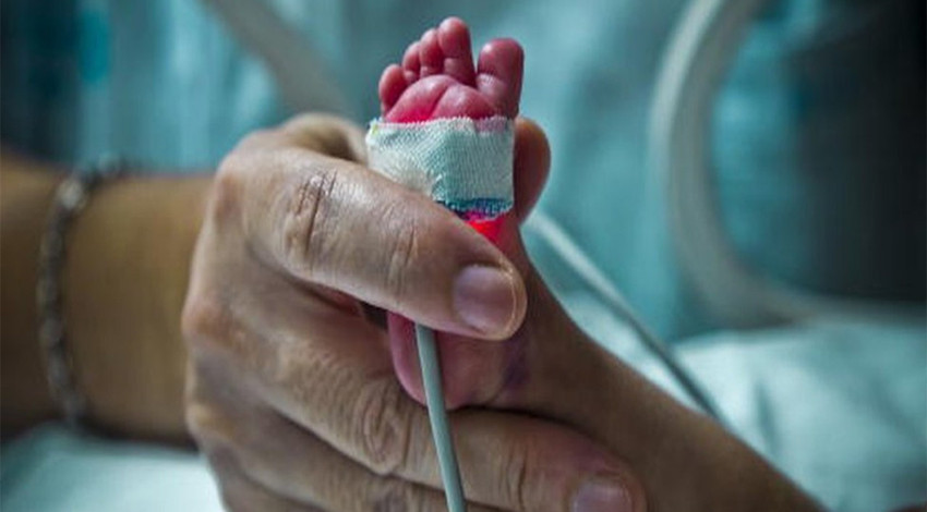 Yeni doğmuş bebeği satmaya çalışırken yakalandılar!