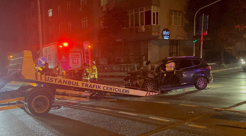 Bayrampaşa’da kaza! Otobüs ile otomobil kafa kafaya çarpıştı: 3 yaralı