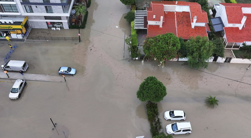 İzmir'in Çeşme ilçesi sular altında kaldı! Yaşam olumsuz etkilendi