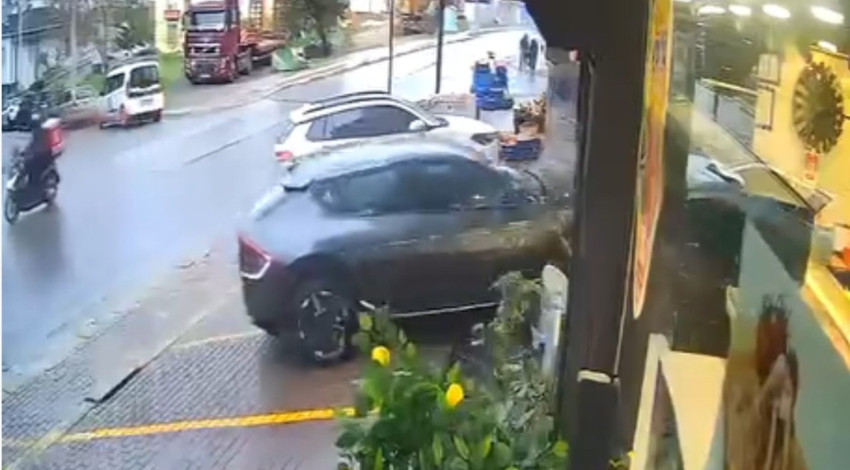 Yaptığı hata ortalığı savaş alanına çevirdi! Dükkanı yerle bir eden kaza kamerada