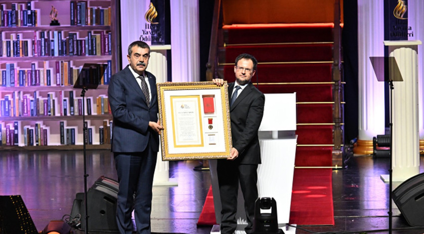 İlim Yayma Ödülleri sahiplerini buldu! Prof. Dr. Şener Aktürk’e Sosyal Bilimler Ödülü! Batı Avrupa’daki azınlık soykırımlarını incelediği eser çığır açtı