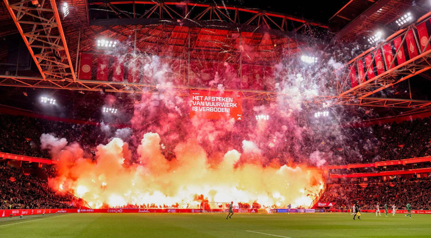 Dev maçta skandal! Stadyum alev aldı! Futbolcular soyunma odasına kaçtı, maç tatil edildi