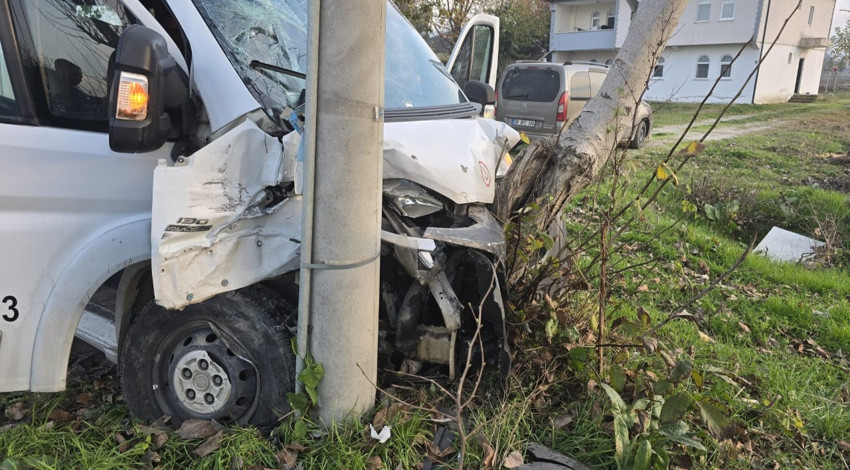 İşçi servisi ile otomobil çarpıştı: Çok sayıda yaralı var