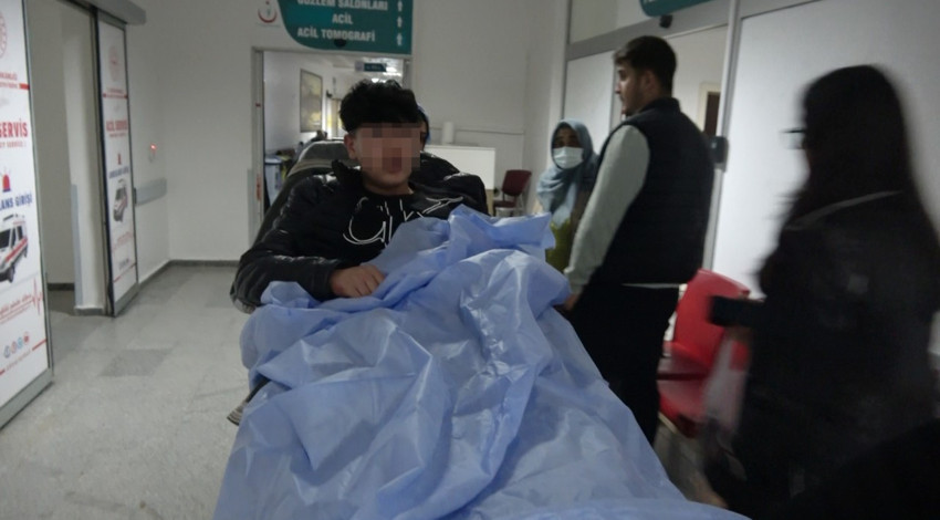 Bıçaklı şakalaşma faciayla bitti! Lise öğrencisi çocuk arkadaşını bıçakladı