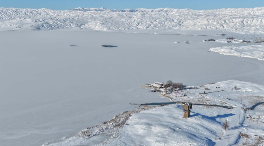 Sivas buz kesti! Kentin en büyük gölü dondu!