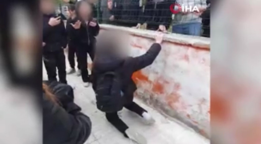 Okul önünde akılamaz zorbalık! Önce dövdüler sonra diz çöktürüp özür dilettiler!