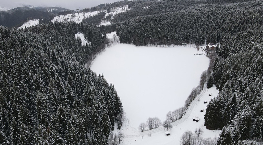 Artvin'de ünlü göl buz tuttu! Ortaya çıkan manzara hayran bıraktı