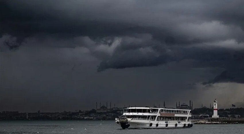 İstanbul'da sağanak ve dolu etkili oldu! Yollar göle döndü, araçlar mahsur kaldı: AKOM İstanbulluları uyardı - Resim : 4