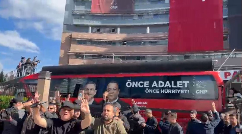 CHP Genel Merkezi'nde dikkat çeken anlar: Mahmut Tanal'dan hortumlu nöbet - Resim : 1
