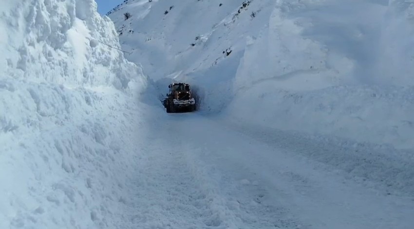 Hakkari'de kar kalınlığı 5 metreyi geçti. Ekipler, çığ tehlikesine aldırmadan gece gündüz çalışmalarını sürdürüyor - Resim : 1