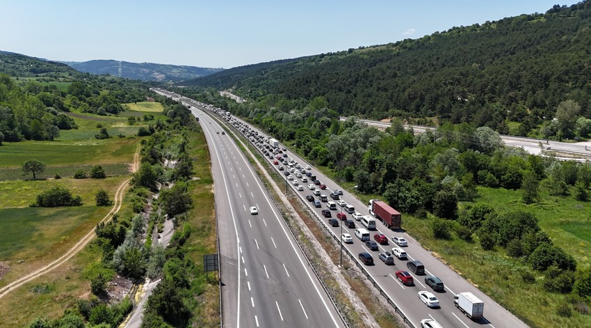 TEM Otoyolu'nun Bolu geçişinde dönüş trafiği durma noktasına geldi! - Resim : 1