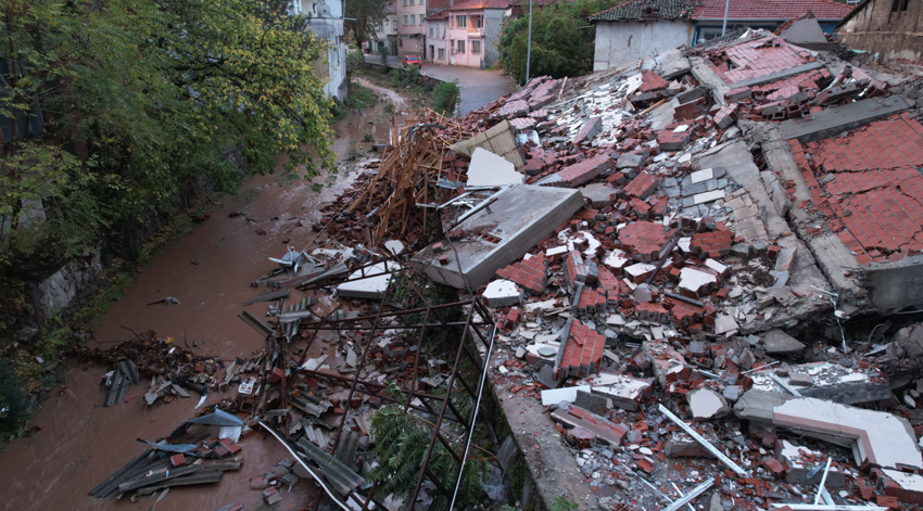 Depremde çöken binalar sabahın ilk ışıklarıyla böyle görüntülendi! - Resim : 2