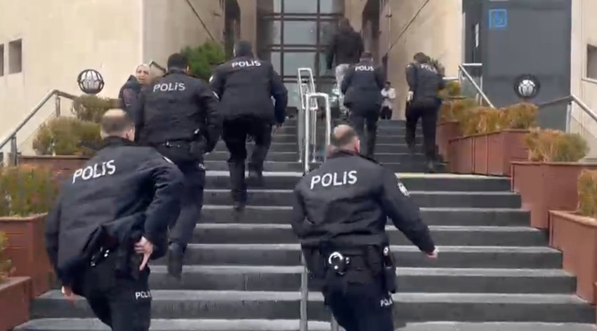 Bursa Adliyesi'nde duruşma salonunda silahlı saldırı! 2 kişi öldü 2 kişi yaralandı - Resim : 4